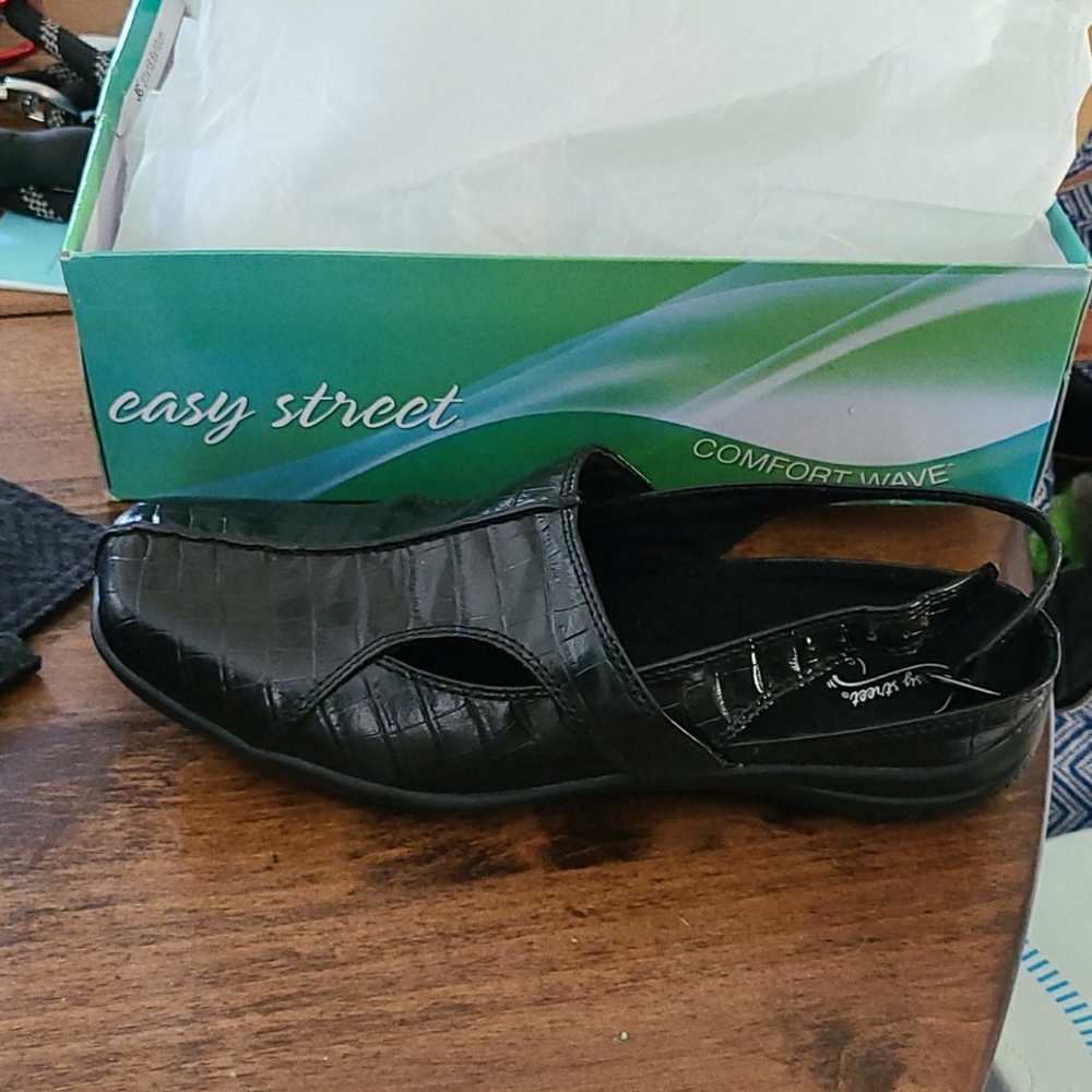 Women’s Easy Street Black Croc 9.5 WW NIB